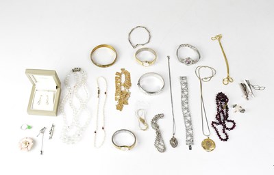 Lot 1257 - Various items of modern and vintage costume...