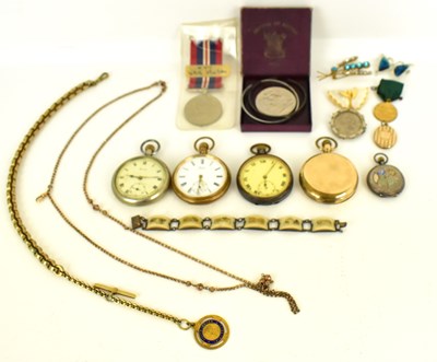Lot 613 - A group of mixed collectors' items to include...