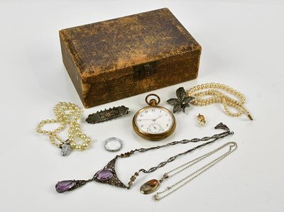 Lot 525 - A small mixed lot of costume jewellery...