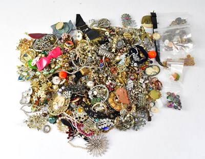 Lot 1267 - A group of mixed modern and costume jewellery...