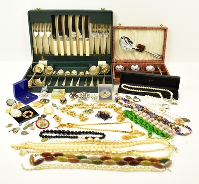 Lot 1254 - A quantity of various mixed costume jewellery,...