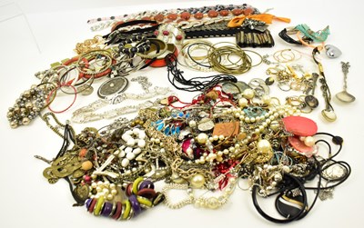 Lot 1265 - A group of mixed costume jewellery to include...