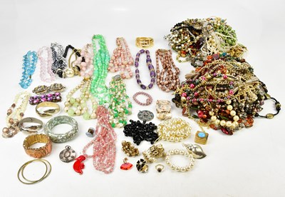 Lot 530 - An assortment of costume jewellery,...