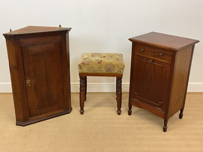 Lot 565 - An oak corner cupboard with internal shelves,...