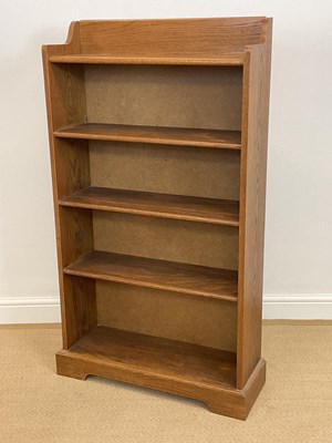 Lot 568 - A contemporary oak bookcase with four shelves,...