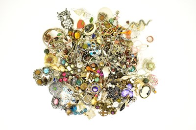 Lot 1272 - A quantity of mixed modern and vintage costume...