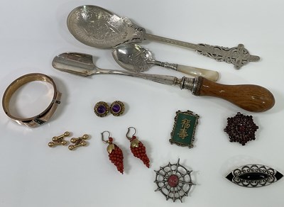 Lot 409 - A small group of costume jewellery including a...