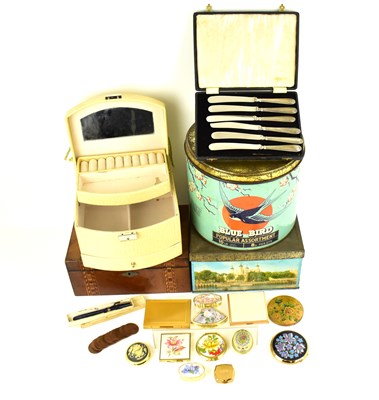 Lot 610 - A group of mixed collectors' items comprising...