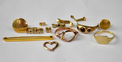 Lot 1241 - A group of 9ct gold jewellery, mostly damaged,...
