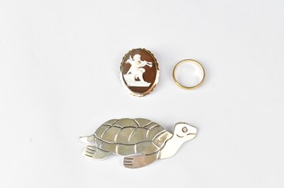 Lot 1238 - Three items of jewellery comprising a 9ct gold...