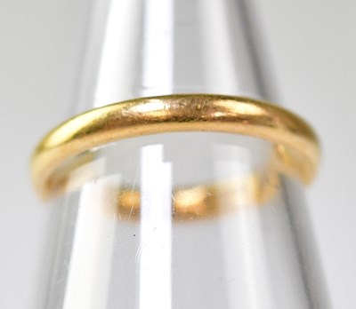 Lot 1061 - A 22ct gold wedding band, size K, approx. 2.9g.