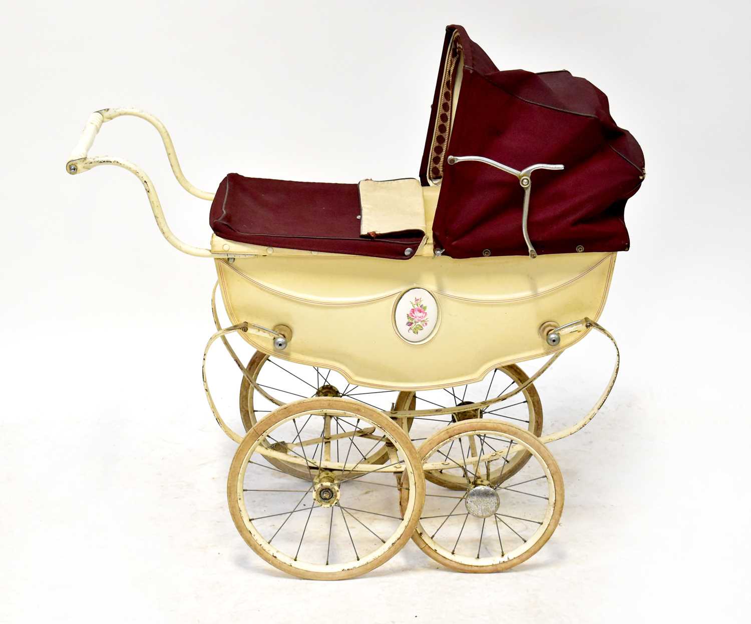Lot 213 - A vintage mid-20th century dolls' pram