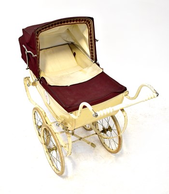 Lot 213 - A vintage mid-20th century dolls' pram