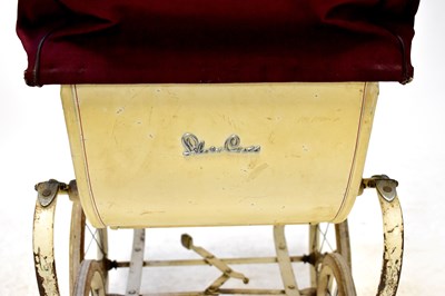 Lot 213 - A vintage mid-20th century dolls' pram