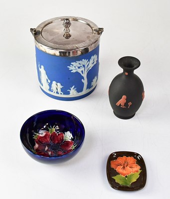Lot 495 - A small mixed lot of ceramics comprising a...