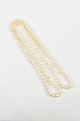 Lot 281 - A cultured pearl necklace with one hundred and...