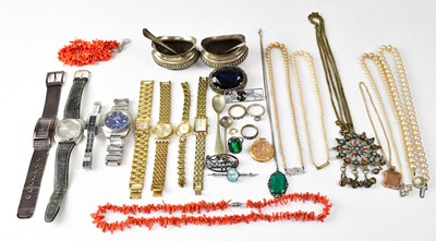 Lot 1284 - Various items of modern and vintage costume...