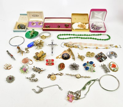 Lot 476 - A collection of costume jewellery to include...