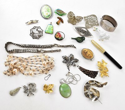 Lot 527 - A small collection of assorted costume...