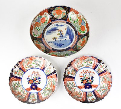 Lot 634 - A pair of Japanese Imari cabinet plates with...