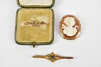 Lot 388 - A 15ct yellow gold bar brooch, length 52mm,...