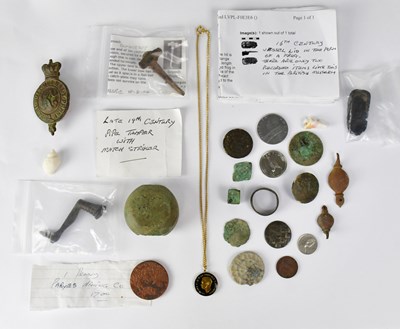 Lot 595 - A small quantity of mixed coinage and metal...
