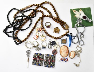 Lot 1279 - Various items of costume jewellery, including...