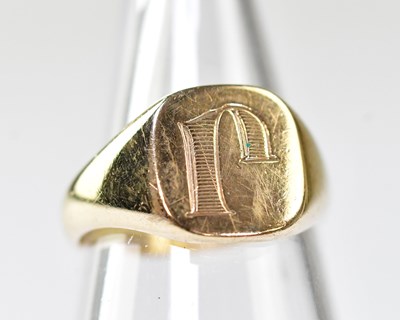 Lot 1107 - A 9ct gold signet ring with the initial 'J',...
