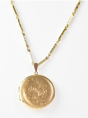 Lot 1189 - A 9ct gold circular locket with matte floral...
