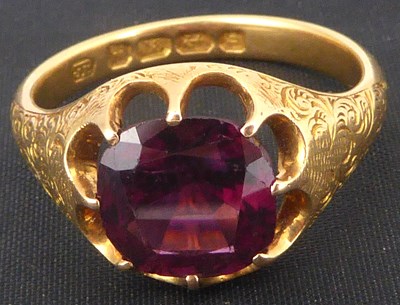 Lot 730 - An 18ct gold amethyst ring