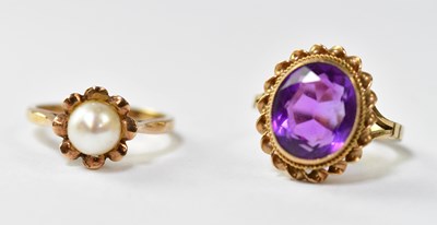 Lot 1122 - Two 9ct gold dress rings, one with...