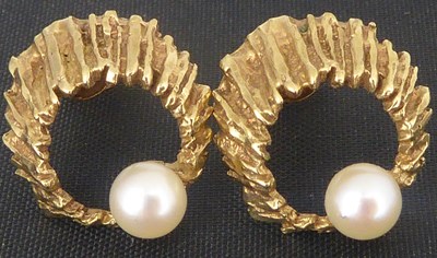 Lot 837 - A pair of 9ct gold contemporary stud earrings