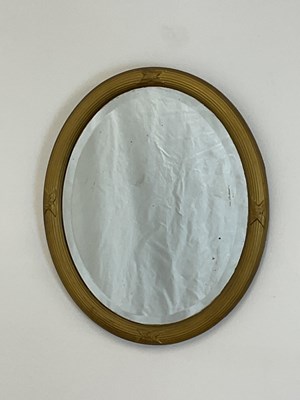 Lot 539 - An oval gilt framed wall mirror with bevelled...