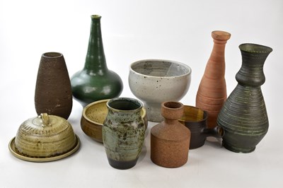 Lot 2918 - A collection of assorted studio pottery...