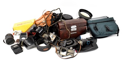 Lot 529 - A collection of camera cases and accessories