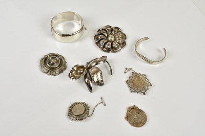 Lot 458 - A small collection of silver jewellery to...