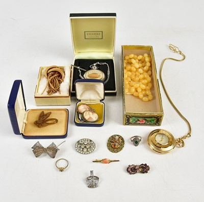 Lot 515 - A small collection of costume jewellery...