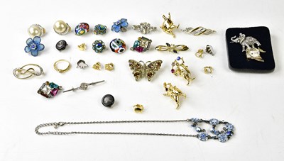 Lot 1157 - A small quantity of costume jewellery,...