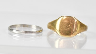 Lot 1109 - A 9ct gold signet ring with blank table, size...