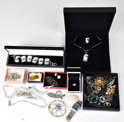 Lot 1258 - A collection of costume jewellery to include a...