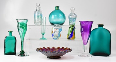 Lot 553 - A collection of decorative glass to include a...