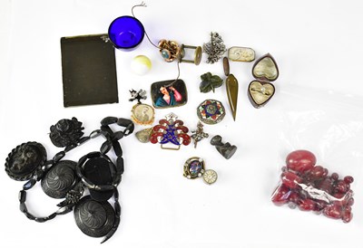 Lot 1266 - A group of mixed items of costume jewellery...