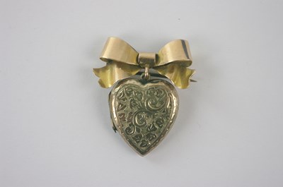 Lot 362 - A 15ct gold brooch, suspending a yellow metal...