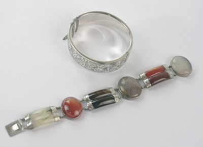 Lot 486 - A polished hardstone and white metal mounted...