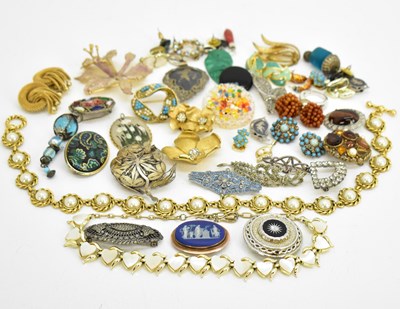 Lot 1268 - A group of various brooches including a...