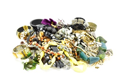 Lot 1271 - A quantity of miscellaneous costume jewellery...