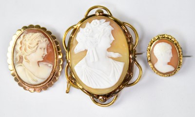 Lot 1171 - A 9ct gold cameo brooch depicting the head and...