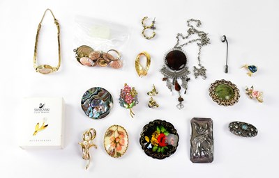 Lot 1286 - Various items of modern and vintage costume...