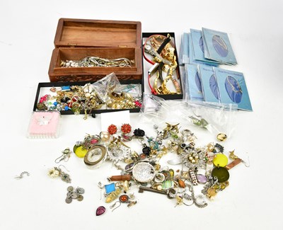 Lot 463 - A collection of costume jewellery to include...