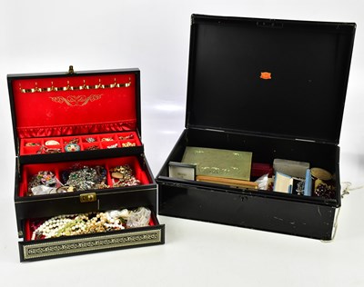 Lot 454 - A quantity of assorted costume jewellery...